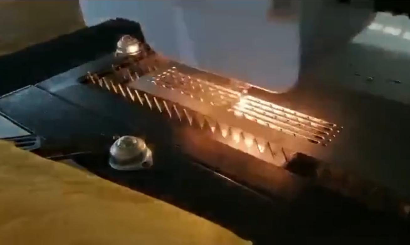 Fiber laser cutting machine